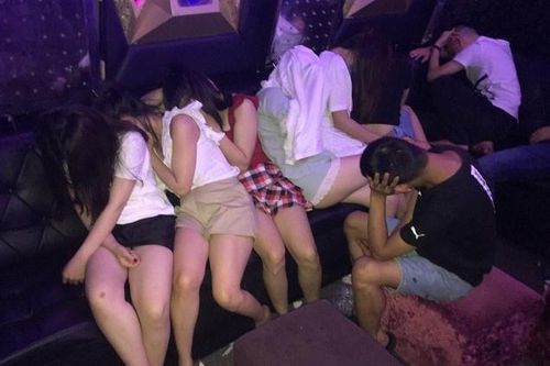 Tổ chức tiệc ma túy trong phòng VIP quán karaoke