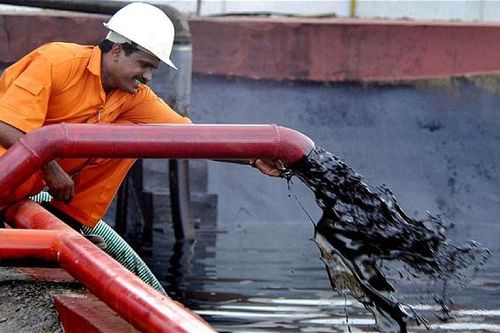 Giá dầu bật tăng 22%