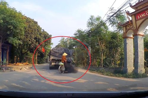 Xe tải suýt lùi trúng cụ bà đi xe đạp
