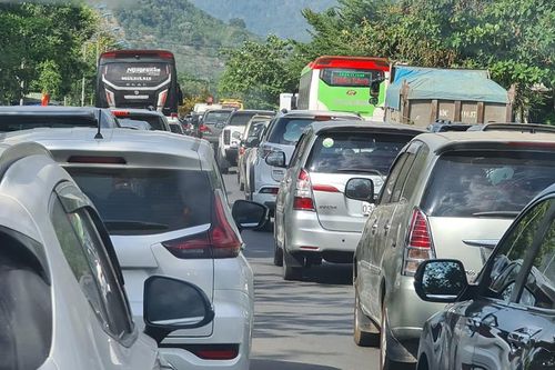 Hàng trăm phương tiện nối đuối nhau qua đèo Bảo Lộc
