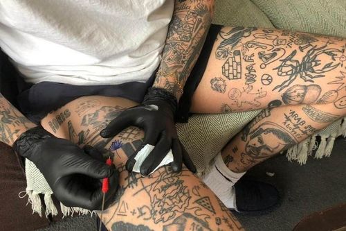 Chấp nhận 'xăm đau thấu xương' để tôn vinh bác sĩ chống dịch