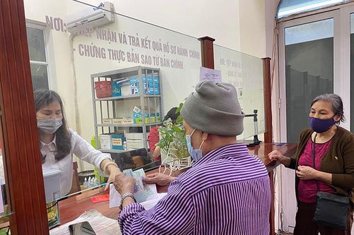 Trao tiền hỗ trợ Covid-19 đến tận tay người dân quận Ba Đình, Hà Nội