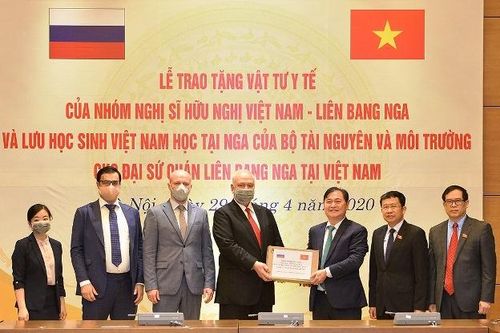 Trao vật tư y tế tặng Đại sứ quán LB Nga tại Việt Nam