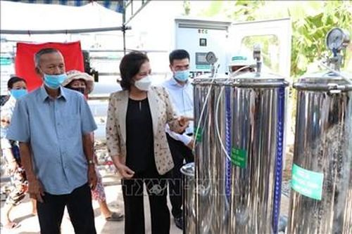 Chủ tịch Quốc hội Nguyễn Thị Kim Ngân dự bàn giao hệ thống máy lọc nước mặn tại Bến Tre