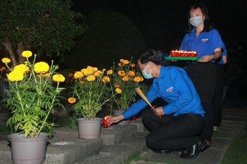 Tuổi trẻ TP. HCM thắp nến tri ân các anh hùng liệt sĩ