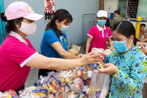 'Phiên chợ 0 đồng' dành cho công nhân khó khăn