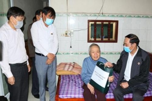 Hội cựu chiến binh tỉnh Ninh Bình thăm, tặng quà hội viên trực tiếp tham gia chiến đấu giải phóng miền Nam