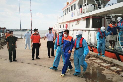 Biên phòng Sóc Trăng tiếp nhận thêm 2 thuyền viên Indonesia bị nạn trên biển