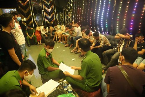 24 nam thanh nữ tú mở 'tiệc ma túy' xuyên đêm