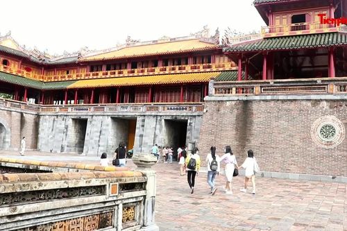 Huế đồng loạt đón khách sau tháng rưỡi 'đóng băng', miễn phí vé tham quan 8 ngày liền