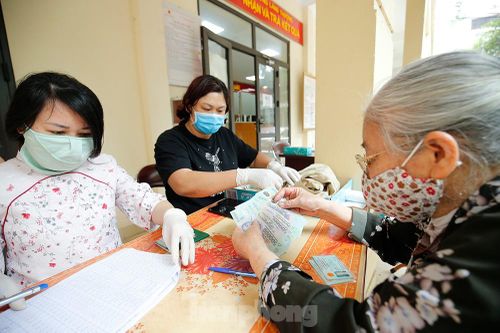 Người dân khó khăn vì COVID-19 xếp hàng nhận hỗ trợ từ gói 62 nghìn tỷ đồng