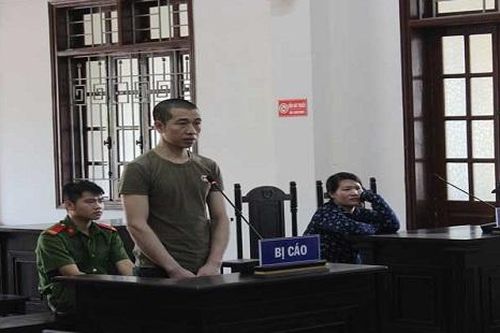Bị nhắc nhở không chịu làm ăn, chồng dùng hung khí truy sát vợ