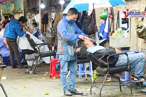 Mở cửa sau cách ly, phố tóc Hà Nội 'vắt chân lên cổ' phục vụ khách