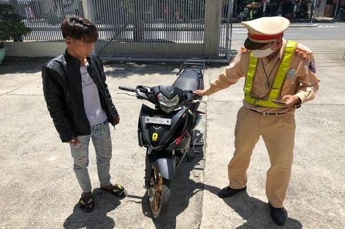 Truy bắt lái xe máy chạy một bánh 'làm xiếc' trên đèo Hải Vân