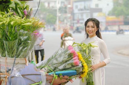 Thiếu nữ Hà thành e ấp bên sắc hoa loa kèn tháng Tư