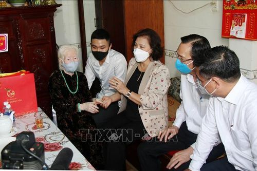 Chủ tịch Quốc hội thăm các Mẹ Việt Nam Anh hùng, Anh hùng Lực lượng vũ trang tại TP Hồ Chí Minh