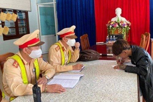 Xử phạt thanh niên chạy xe một bánh trên đèo Hải Vân
