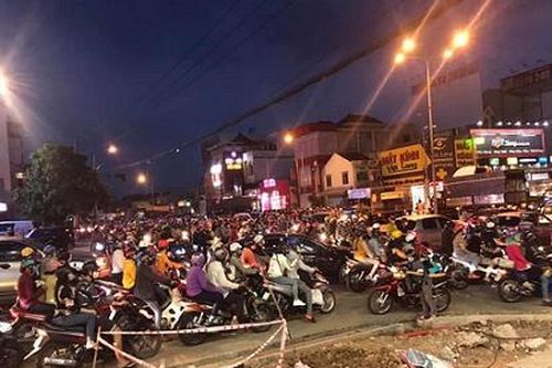 Bình Dương: Công nhân về quê nghỉ lễ, giao thông kẹt cứng