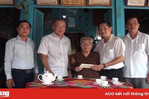Trưởng ban Nội chính Tỉnh ủy An Giang Lưu Vĩnh Nguyên thăm mẹ Việt Nam Anh hùng ở Chợ Mới
