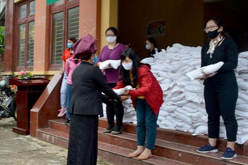 Tình người trong dịch bệnh
