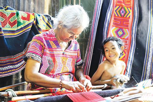 Nhìn tấm vải ''đo lòng''cô gái Mạ