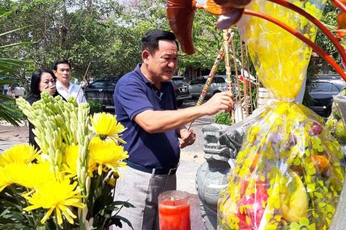 Tư lệnh Quân khu 7 viếng Đền thờ Đại tướng Võ Nguyên Giáp và các anh hùng liệt sĩ miền Đông Nam bộ