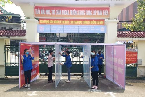 Trường THPT số 1 Lào Cai chế tạo thành công giàn phun khử trùng toàn thân