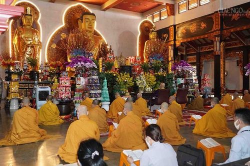 Trang nghiêm lễ Tắm Phật tại chùa Vĩnh Nghiêm