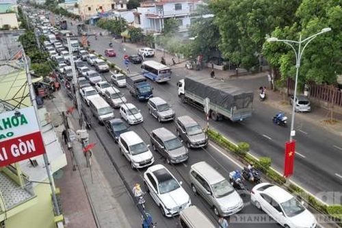 Cầu Rạch Miễu 'tê liệt' vì dòng người về quê nghỉ lễ