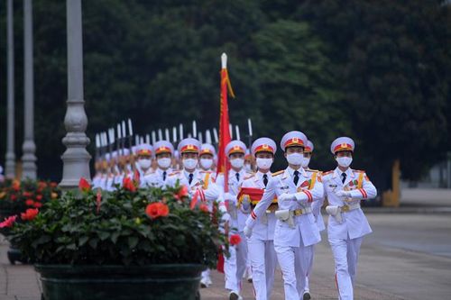 Trang nghiêm lễ thượng cờ tại Quảng trường Ba Đình nhân dịp 45 năm Ngày thống nhất đất nước