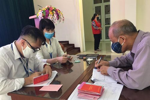 Người dân Thủ đô phấn khởi nhận tiền hỗ trợ từ gói an sinh xã hội