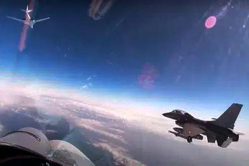 Tiêm kích 4 nước NATO vây quanh oanh tạc cơ Tu-160 Nga