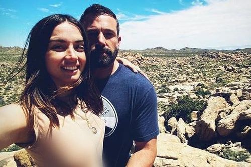 Ben Affleck đắm đuối bên bạn gái 'Bond Girl' kém 16 tuổi