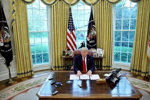 Tổng thống Trump rời Nhà Trắng lần đầu sau một tháng