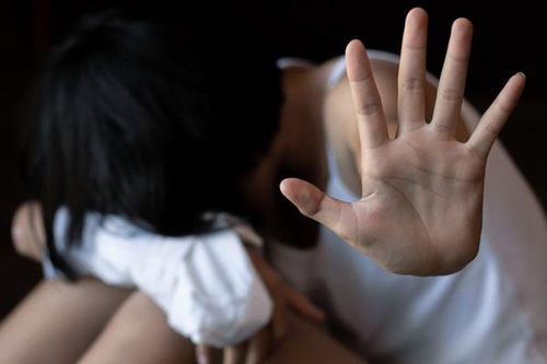 Nữ sinh bị bạn trai tống tiền bằng 'ảnh nóng'