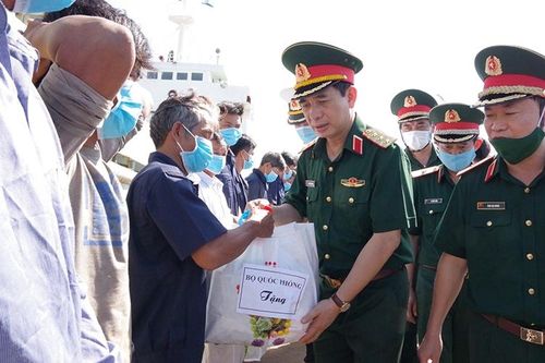 Đưa 30 ngư dân gặp nạn trên biển vào bờ an toàn