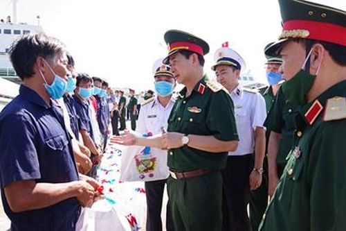 Bộ tư lệnh Vùng 2 Hải quân bàn giao 30 ngư dân gặp nạn trên biển