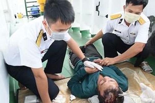 Tàu 264 Vùng 2 Hải quân cấp cứu ngư dân trên biển