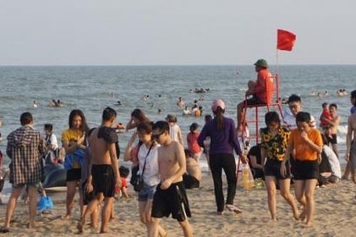 Bãi biển Sầm Sơn, Hải Tiến, Cửa Lò đông nghẹt du khách chiều 30/4