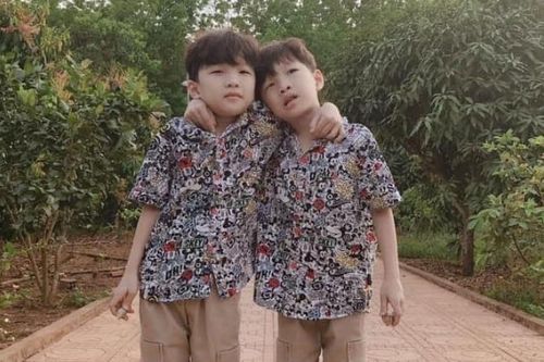 Bí ẩn người đàn ông mặc áo cam chạy theo hai bé sinh đôi 'mất tích'