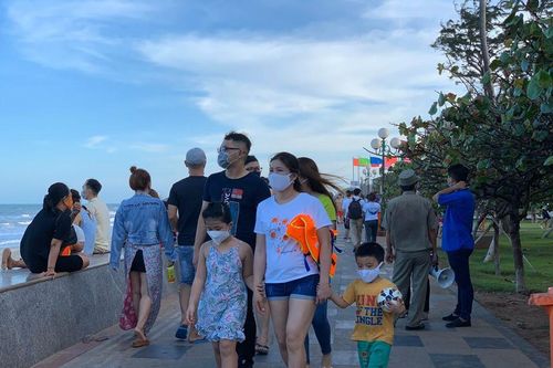 Vũng Tàu cấm tắm, du khách ngậm ngùi ngồi bờ kè ngắm biển