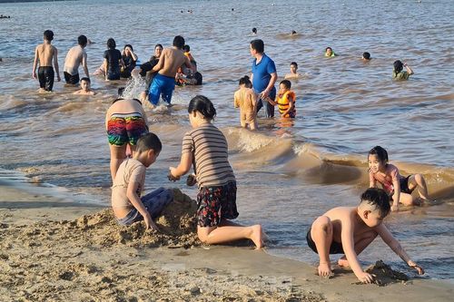 Nghìn người chen nhau tắm biển Đồ Sơn sau chuỗi ngày giãn cách xã hội