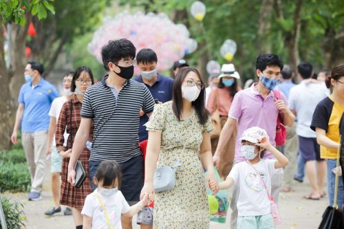 Người dân Hà Nội đổ xô ra hồ Gươm vui chơi, tháo khẩu trang chụp ảnh