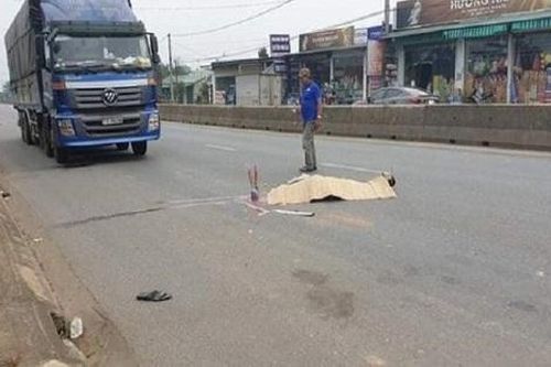 Xe tải trôi lùi, cán chết phụ xe