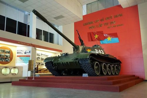 Chiêm ngưỡng hai 'bảo vật quốc gia' húc đổ cổng dinh Độc lập ngày 30/4