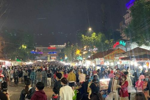Nghìn người ùn ùn đổ về Đà Lạt nghỉ lễ như đi hội