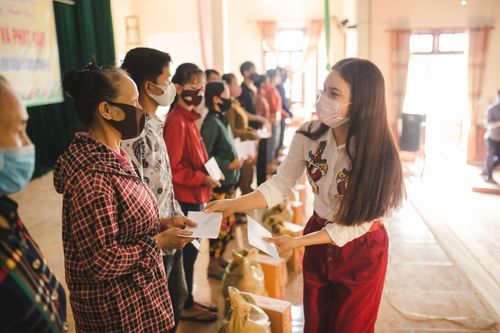Phạm Phương Thảo quyên góp hơn 400 triệu đồng hỗ trợ người dân khó khăn vì dịch COVID-19 ở quê nhà