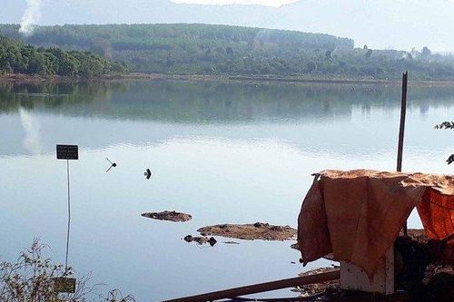 Tìm kiếm một công an mất tích khi lái cano ra hồ nước chụp ảnh