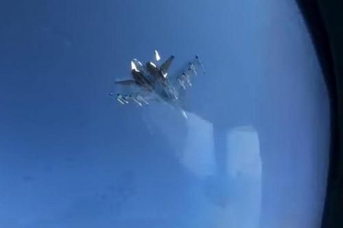 Máy bay Mỹ tránh xa căn cứ Nga 200 km sau khi bị Su-35 đánh chặn