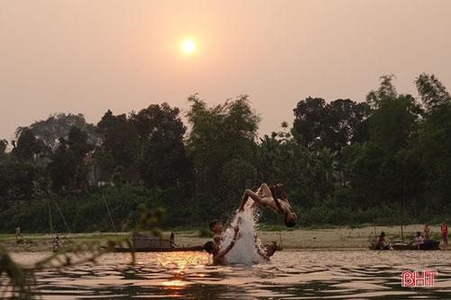 'Đắm mình' trong bóng hoàng hôn ở các miền quê Hà Tĩnh